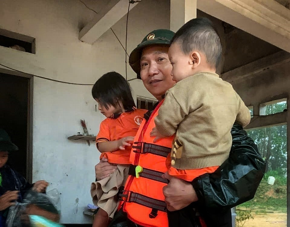 Oficiales y soldados de la Brigada 409 y del Comando Militar de la provincia de Bac Ninh ayudan a los habitantes de la comuna de Xuan Luong a trasladar personas y bienes. Foto: VNA