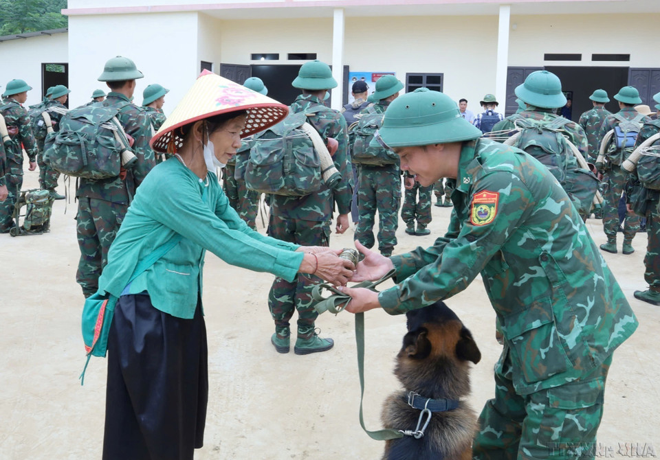 Emotivo momento de despedida de los jóvenes soldados de la División 316 tras medio mes participando en la búsqueda de víctimas desaparecidas a causa del tifón en la aldea Nu, distrito de Bao Yen, provincia de Lao Cai (09/2024). Foto: VNA