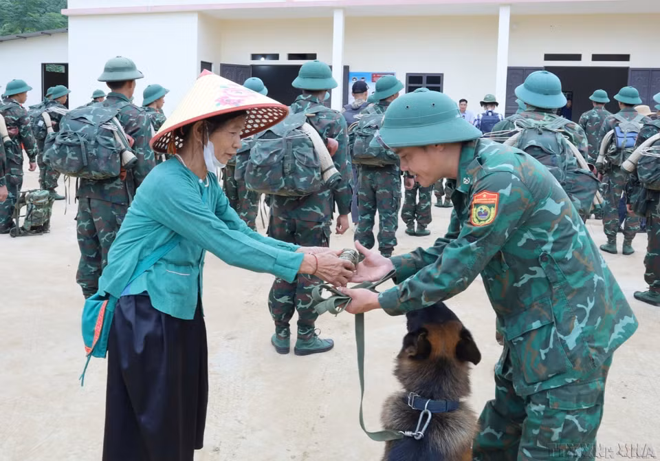 Emotivo momento de despedida de los jóvenes soldados de la División 316 tras medio mes participando en la búsqueda de víctimas desaparecidas a causa del tifón en la aldea Nu, distrito de Bao Yen, provincia de Lao Cai (09/2024). Foto: VNA