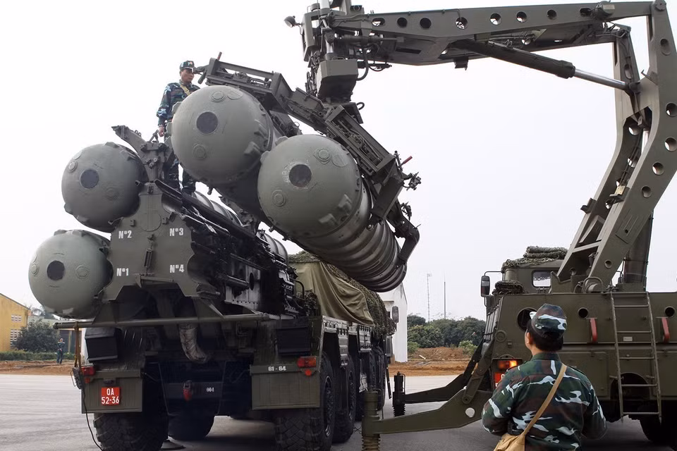 Las relaciones de cooperación en defensa y seguridad entre Rusia y Vietnam continúan desarrollándose. El país euroasiático sigue siendo un socio tradicional y confiable de Vietnam en la cooperación técnica, militar y de defensa, el principal proveedor de equipo y material militar para el Ejército Popular de Vietnam. En la foto: El sistema de misiles de defensa aérea moderno S-300PMU1, equipado para las fuerzas de defensa aérea de Vietnam. Foto: Trong Duc - VNA