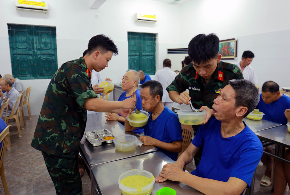 Además del equipo de profesionales del Centro, numerosos voluntarios colaboran en la atención a los veteranos de guerra. Foto: VNA