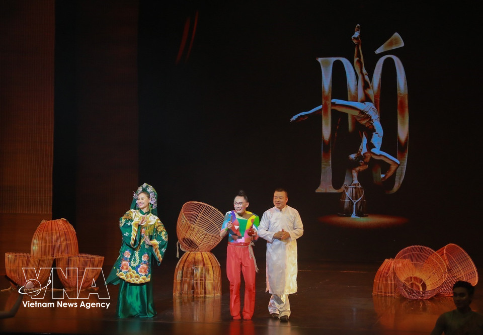 El ballet contemporáneo “Do” narra la conexión entre la técnica occidental y el alma sencilla de Vietnam. Foto: Khanh Hoa – VNA
