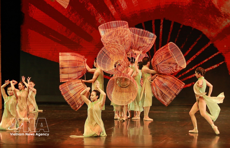En el ballet, objetos tradicionales como trampas de pesca, abanicos de papel, esteras florales o papel Do constituyen el núcleo del pensamiento creativo, en lugar de ser simples elementos decorativos en escena. Foto: Khanh Hoa – VNA
