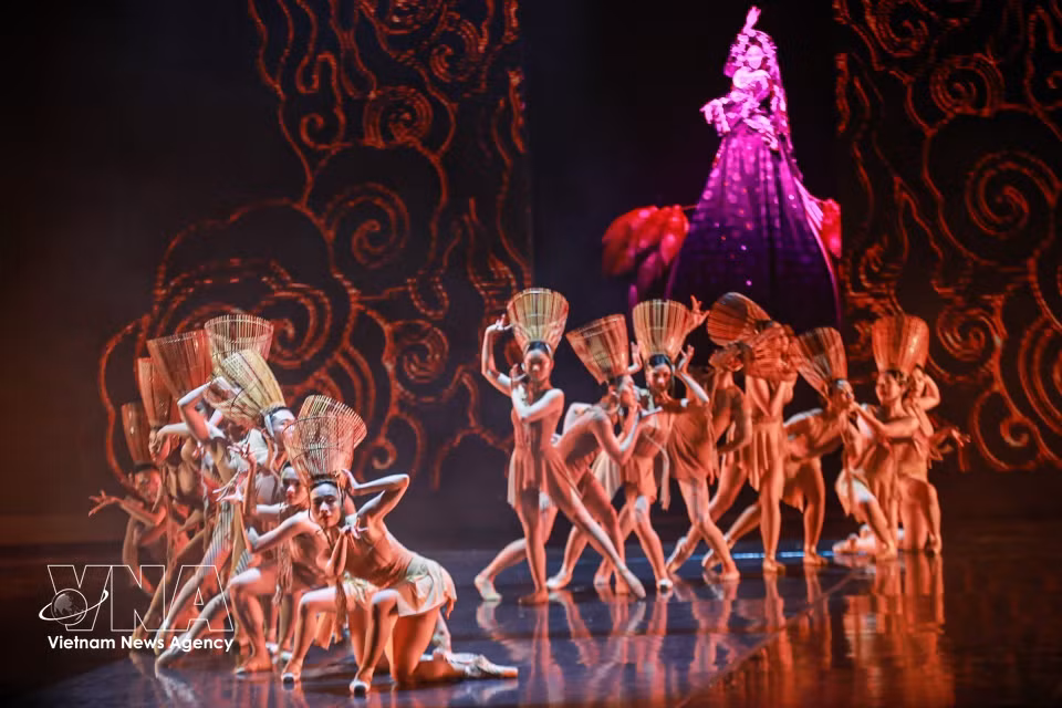 En el ballet, objetos tradicionales como trampas de pesca, abanicos de papel, esteras florales o papel Do constituyen el núcleo del pensamiento creativo, en lugar de ser simples elementos decorativos en escena. Foto: Khanh Hoa – VNA