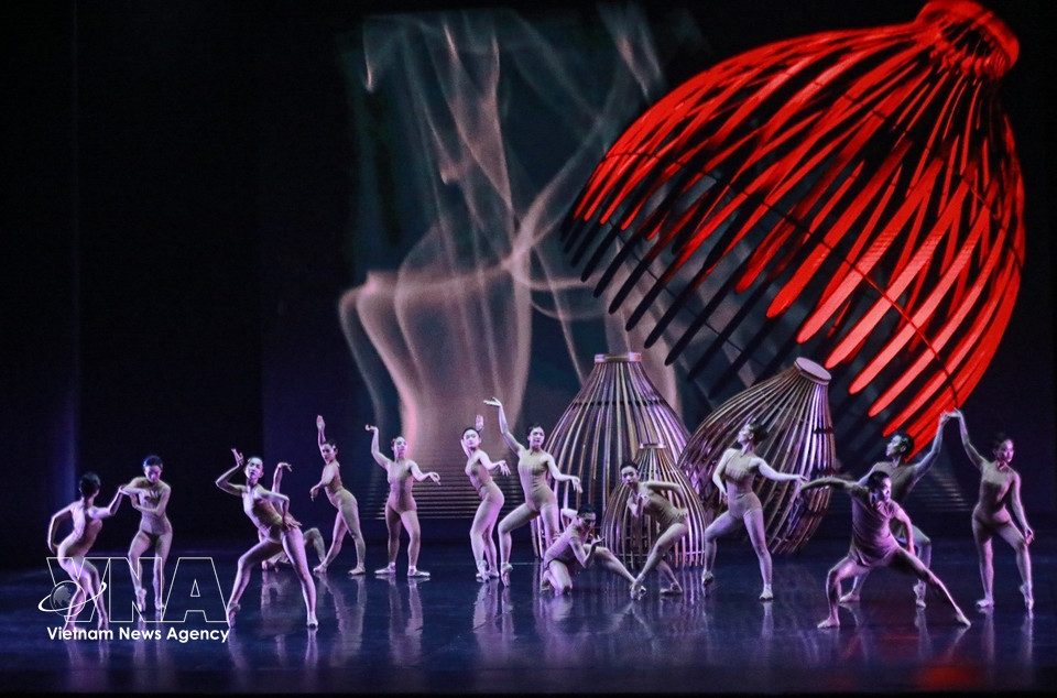 En el ballet, objetos tradicionales como trampas de pesca, abanicos de papel, esteras florales o papel Do constituyen el núcleo del pensamiento creativo, en lugar de ser simples elementos decorativos en escena. Foto: Khanh Hoa – VNA