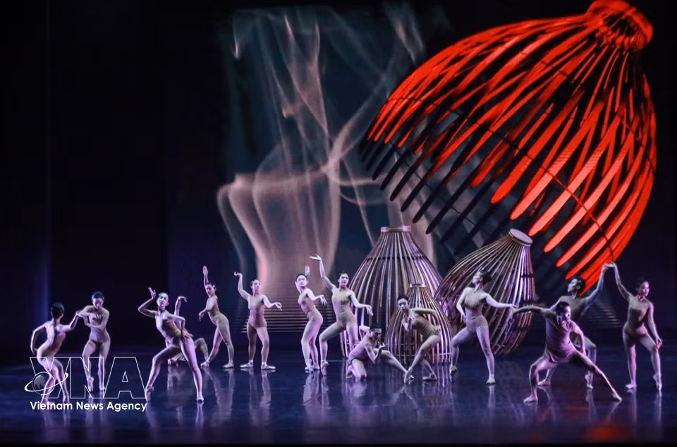 En el ballet, objetos tradicionales como trampas de pesca, abanicos de papel, esteras florales o papel Do constituyen el núcleo del pensamiento creativo, en lugar de ser simples elementos decorativos en escena. Foto: Khanh Hoa – VNA