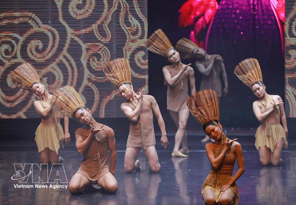 El ballet narra la conexión entre la técnica occidental y el alma sencilla de Vietnam. Foto: Khanh Hoa – VNA
