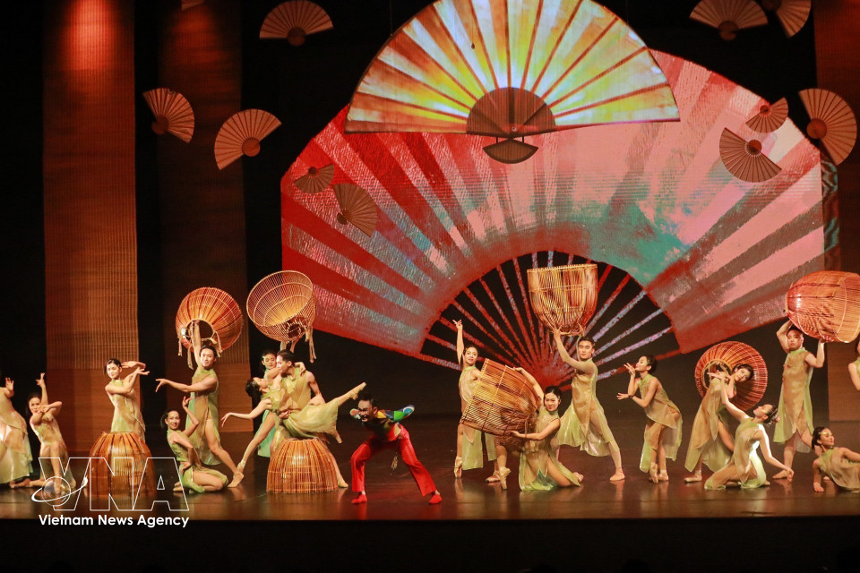 En el ballet, objetos tradicionales como trampas de pesca, abanicos de papel, esteras florales o papel Do constituyen el núcleo del pensamiento creativo, en lugar de ser simples elementos decorativos en escena. Foto: Khanh Hoa – VNA