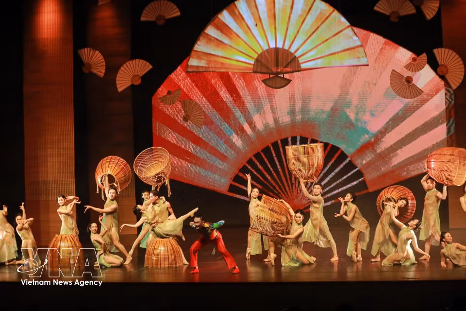 En el ballet, objetos tradicionales como trampas de pesca, abanicos de papel, esteras florales o papel Do constituyen el núcleo del pensamiento creativo, en lugar de ser simples elementos decorativos en escena. Foto: Khanh Hoa – VNA