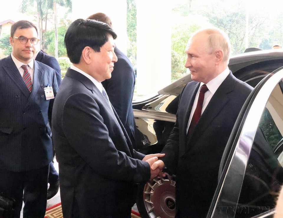 El miembro del Buró Político, miembro permanente del Secretariado del Comité Central del PCV, Luong Cuong, recibió al presidente ruso, Vladimir Putin, el 20 de junio de 2024. Foto: Lam Khanh - VNA