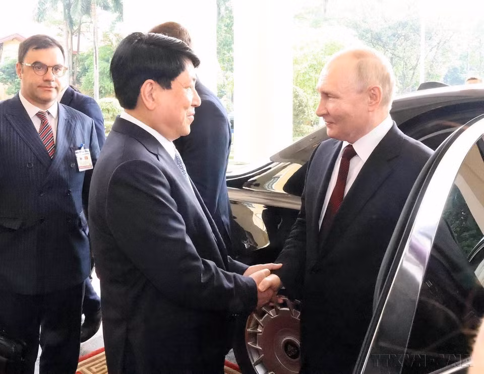 El miembro del Buró Político, miembro permanente del Secretariado del Comité Central del PCV, Luong Cuong, recibió al presidente ruso, Vladimir Putin, el 20 de junio de 2024. Foto: Lam Khanh - VNA