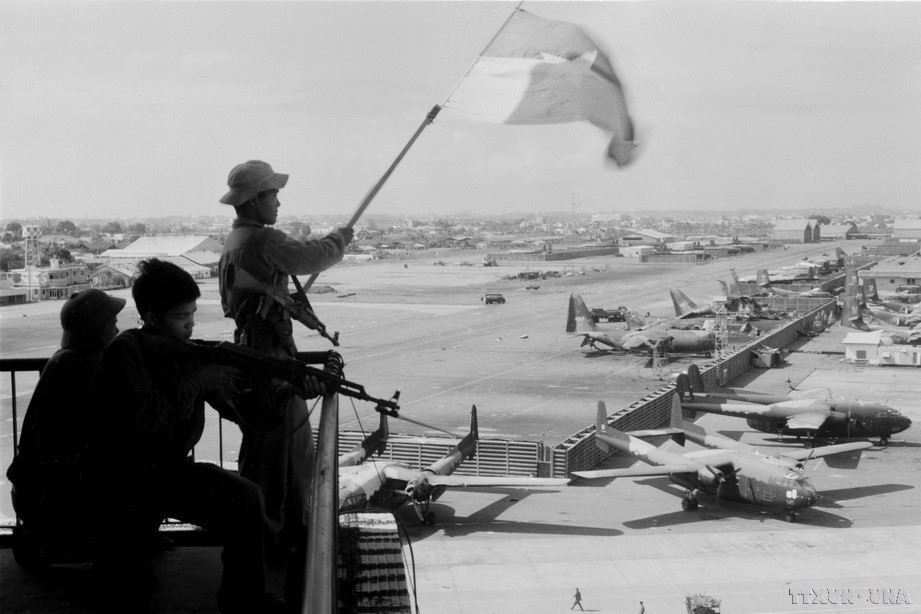 En la mañana del 30 de abril de 1975, desde todas direcciones, el ejército vietnamita avanzó rápidamente hacia Saigón. Ocupó rápidamente el Cuartel General de la Fuerza Aérea y el Cuartel General de la División de Paracaidistas del enemigo, tomando el control del aeropuerto de Tan Son Nhat. En la imagen: La bandera de la liberación ondea en el aeropuerto de Tan Son Nhat, el 30 de abril de 1975. Foto: Quang Thanh-VNA