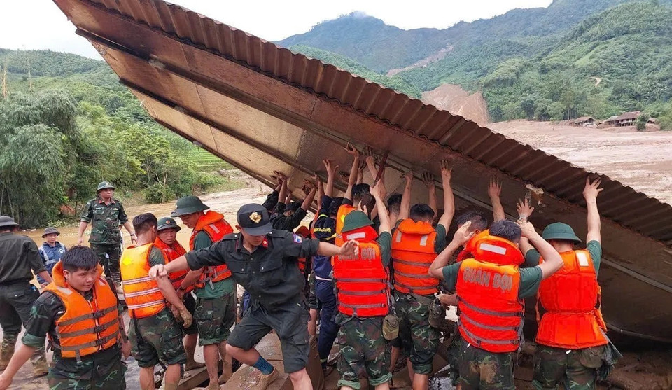 Las fuerzas del ejército buscan a las víctimas desaparecidas por un deslizamiento de tierra en la aldea Nu, comuna de Phuc Khanh, distrito de Bao Yen (Lao Cai). Foto: Dương Giang/VNA