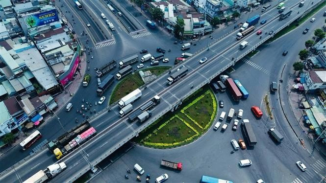 La intersección de An Suong ha sido completamente renovado con un intercambiador vial de tres niveles, lo que ayuda a descongestionar la puerta de entrada noroeste de Ciudad Ho Chi Minh. Foto: VNA