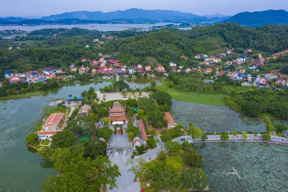 El templo Kiep Bac se sitúa en un valle rodeado por tres lados por la cordillera Rong (Dragón), con la fachada orientada hacia el río Luc Dau. El templo cubre una superficie de unos 13.500 m² y destaca por su arquitectura antigua, con un pórtico monumental de tres grandes puertas. Foto: Minh Duc – VNA