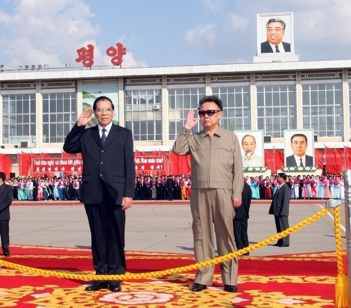 El secretario general del Partido Comunista de Vietnam, Nong Duc Manh, y el secretario general del Partido del Trabajo de Corea, Kim Jong-il ,en la ceremonia de bienvenida en el aeropuerto internacional de Sunan (Pyongyang), durante su visita oficial a la RPDC, el 16 de octubre de 2007. Foto: Dinh Xuan Tuan - VNA