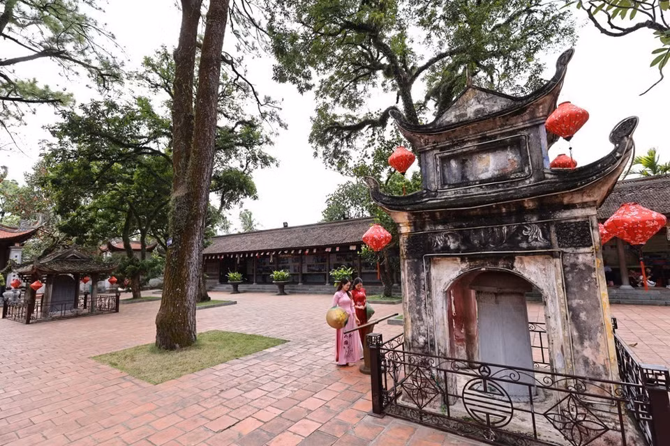 La estela “Con Son Tu Phuc Tu Bi” es un tesoro nacional. Tiene seis caras (forma hexagonal) y es un ejemplo sobresaliente del arte de la dinastía de Le Trung Hung de inicios del siglo XVII, con tallas ornamentales finamente elaboradas. Foto: Minh Duc – VNA