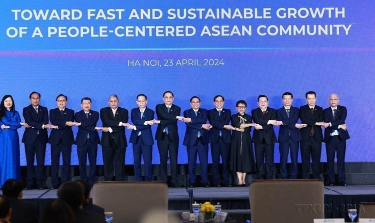 Tras dos exitosas ediciones en Hanoi (abril de 2024 y febrero de 2025), el Foro del Futuro de la ASEAN (AFF) se ha convertido gradualmente en modelo ejemplar regional, lo que reafirma el papel de liderazgo de Vietnam en la configuración de una visión estratégica para la región. En la imagen: El primer ministro Pham Minh Chinh en el AFF 2024. Foto: VNA