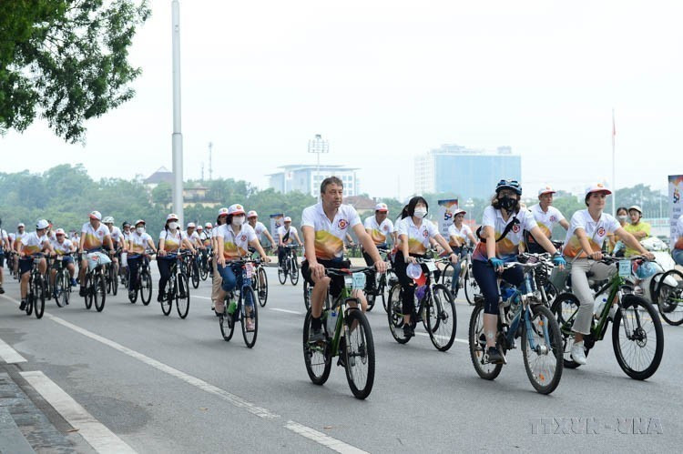 El cuerpo diplomático participa en un recorrido en bicicleta en respuesta al Día de la Familia de ASEAN 2022, organizado por el Ministerio de Relaciones Exteriores de Vietnam y el Grupo de Mujeres de la ASEAN en Hanoi, 13 de agosto de 2022). Foto: VNA