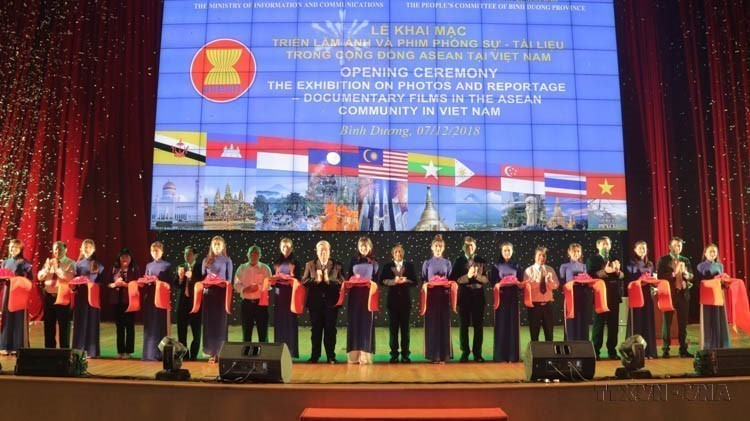 Inauguración de la exposición de fotos y documentales sobre la Comunidad de la ASEAN, el 7 de diciembre de 2018, en la provincia de Binh Duong. Foto: VNA
