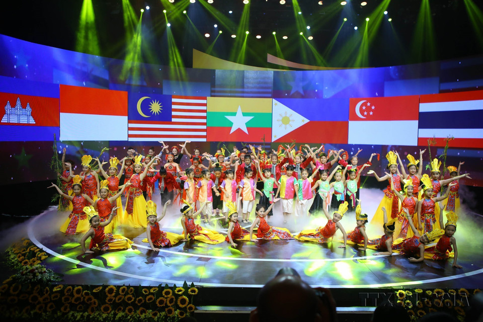 Una actuación de los niños de los países de la ASEAN durante la ceremonia inaugural del Festival Infantil ASEAN+ 2017, con el tema "Viaje de descubrimiento" (Hanoi, 1 junio de 2017). Foto: VNA