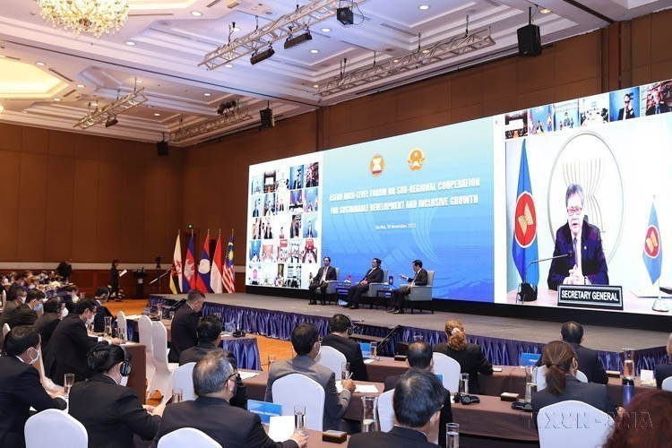 Vietnam ha hecho importantes aportes en la definición de objetivos, direcciones de desarrollo y formulación de políticas clave de la ASEAN. En la imagen: El primer ministro Pham Minh Chinh interviene en la sesión inaugural del Foro de Alto Nivel de la ASEAN sobre la cooperación subregional para el desarrollo sostenible e inclusivo (Hanoi, 30 de noviembre de 2021). Foto: VNA