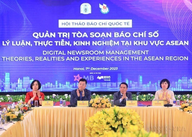 El seminario internacional sobre los medios de comunicación: "Gestión de redacciones en la era digital: teoría, práctica y experiencias en la ASEAN", con el objetivo de intercambiar conocimientos, experiencias y promover la transformación digital del periodismo para optimizar la gestión de redacciones y crear contenidos atractivos (Hanoi, 6 de diciembre de 2023). Foto: VNA