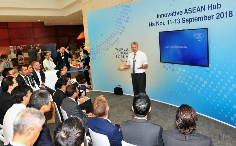 Sesión de debate sobre "Ciberseguridad" en el marco del WEF ASEAN 2018 (Hanoi, el 12 de septiembre de 2018). Foto: VNA