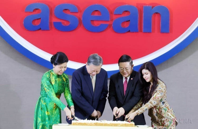 El secretario general del Partido Comunista de Vietnam, To Lam, y su esposa, junto al secretario general de la ASEAN, Kao Kim Hourn, y su cónyuge, cortan un pastel en saludo a los 30 años de la adhesión de Vietnam a la ASEAN (Indonesia, 10 de marzo de 2025). Foto: VNA