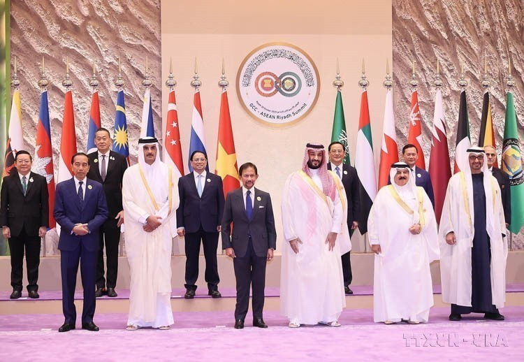 Vietnam ha contribuido significativamente a la ampliación de relaciones y promoción de la cooperación entre la ASEAN y sus socios. En la imagen: El primer ministro Pham Minh Chinh interviene en la Cumbre ASEAN - Consejo de Cooperación del Golfo (GCC), celebrada en Riad (Arabia Saudita, 20 de octubre de 2023). Foto: VNA