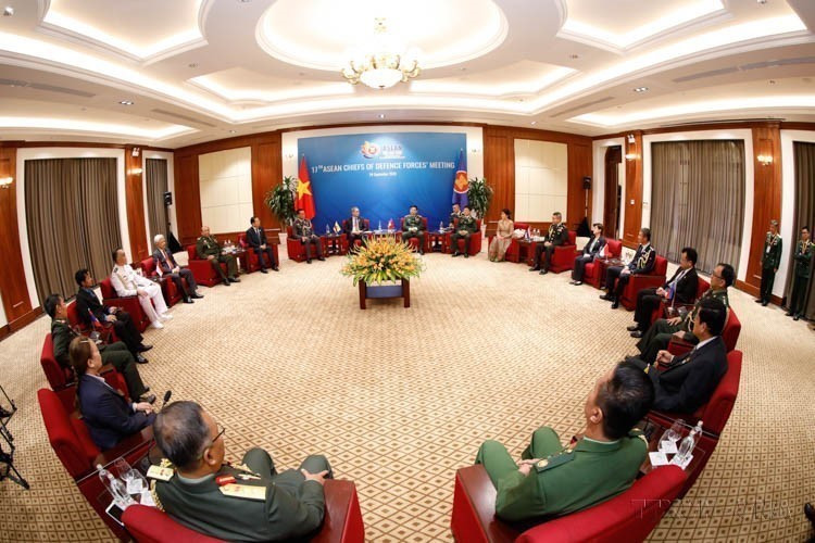 Vietnam ha asumido la presidencia de la ASEAN en tres ocasiones: 1998, 2010 y 2020. En la imagen: La 17ª Conferencia virtual de Comandantes de las Fuerzas de Defensa de los países de la ASEAN (ACDFM-17), celebrada en Hanoi (24 de septiembre de 2020). Foto: VNA