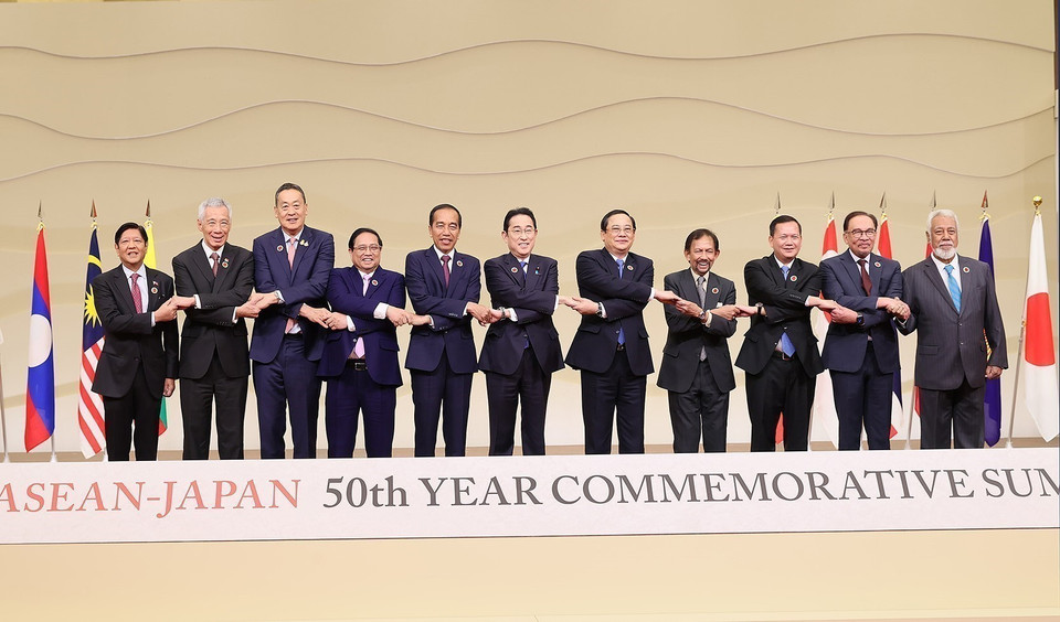 Vietnam ha contribuido significativamente a la ampliación de relaciones y promoción de la cooperación entre la ASEAN y sus socios. En la imagen: El primer ministro japonés, Kishida Fumio, el primer ministro Pham Minh Chinh y los jefes de delegación de la ASEAN, asisten a la Cumbre conmemorativa por los 50 años de relaciones ASEAN - Japón. Foto: VNA