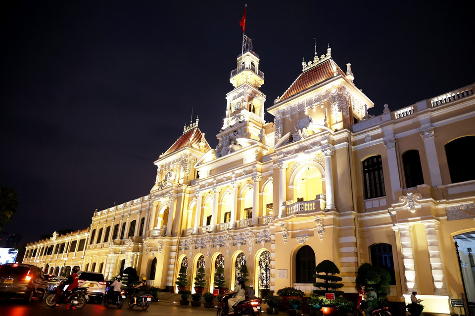 El Comité Popular de Ciudad Ho Chi Minh ha sido durante mucho tiempo un paisaje arquitectónico impresionante del centro de la ciudad durante la noche. Foto: Hong Dat - VNA