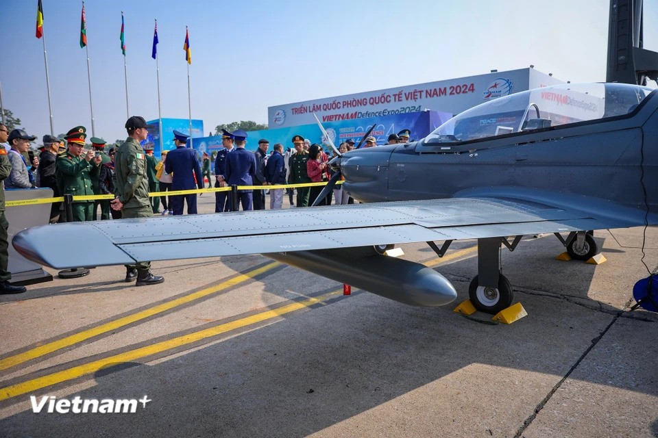 La aeronave está fabricada íntegramente en aleación de aluminio y equipada con un sistema de tren de aterrizaje retráctil. Es capaz de despegar y aterrizar en una variedad de superficies de pista. (Foto: Hoai Nam/Vietnam+)