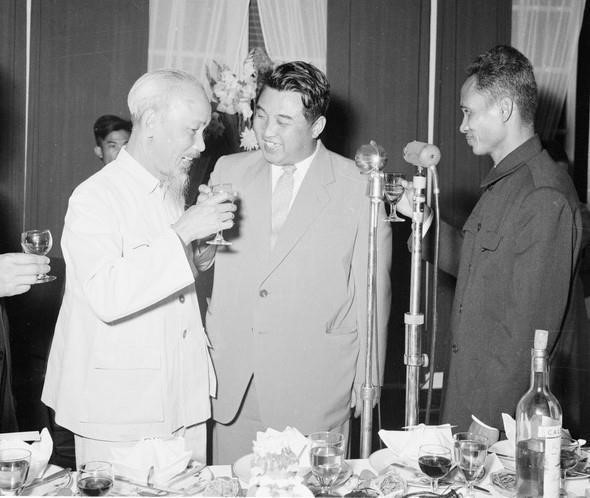 El Presidente Ho Chi Minh y el primer ministro Pham Van Dong celebraron un banquete para dar la bienvenida al primer ministro norcoreano, Kim Il Sung, en su visita amistosa a Vietnam (Hanoi, 29 de noviembre de 1958). Foto: VNA