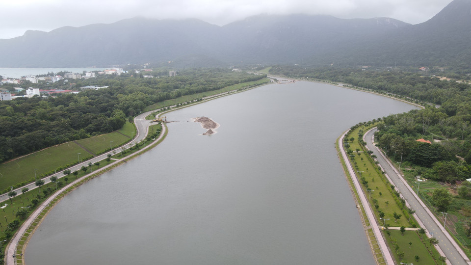 En las décadas posteriores a la liberación, Con Dao invirtió mucho en infraestructura. El sistema de tráfico de la isla se desarrolla de forma sincrónica. Fotografía: Huynh Son-VNA