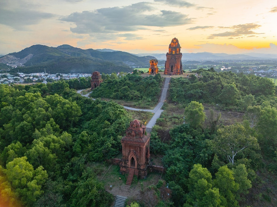 El conjunto de la torre se encuentra en la cima de la colina de la comuna de Tuy Phuoc Bac, compuesto por cuatro torres diferentes: la Torre Principal (Kalan), la Torre Puerta (Gopura), la Torre del Fuego (Kosagrha) y la Torre Estela (Posah). Foto: Khanh Hoa – VNA