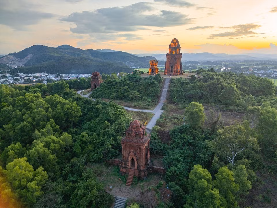 El conjunto de la torre se encuentra en la cima de la colina de la comuna de Tuy Phuoc Bac, compuesto por cuatro torres diferentes: la Torre Principal (Kalan), la Torre Puerta (Gopura), la Torre del Fuego (Kosagrha) y la Torre Estela (Posah). Foto: Khanh Hoa – VNA