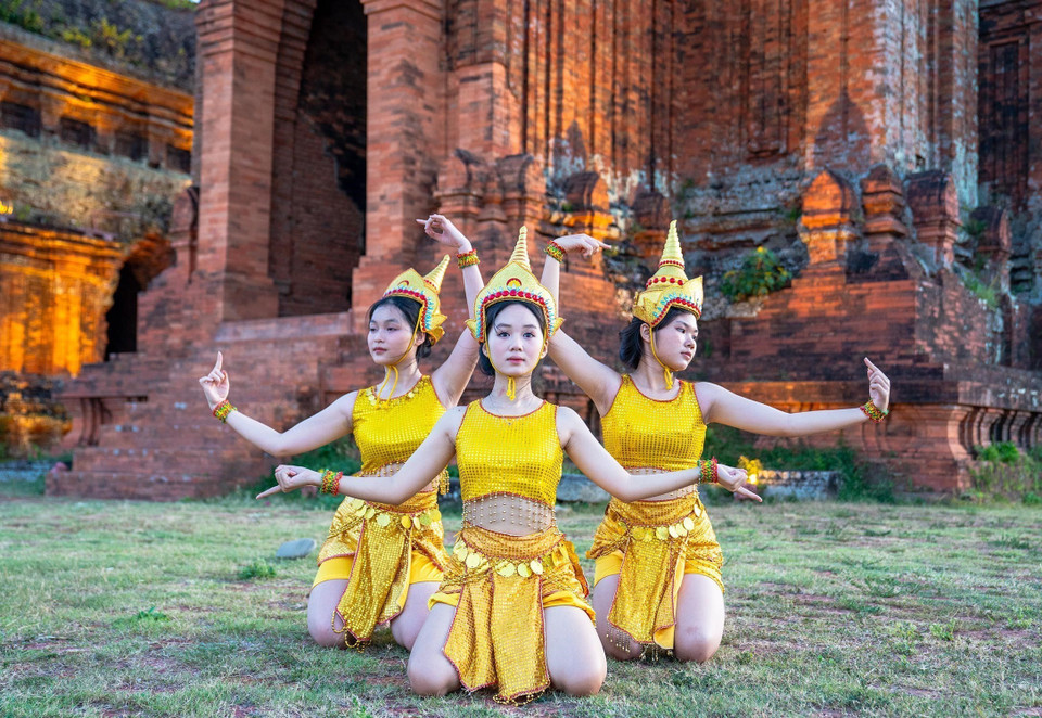 La torre conserva numerosos valores históricos y culturales de gran relevancia, reflejando la vida cultural y espiritual, y constituyendo un espacio de convergencia de historia, religión y arte, que contribuye a la formación de la identidad cultural de la región central. Khanh Hoa – VNA