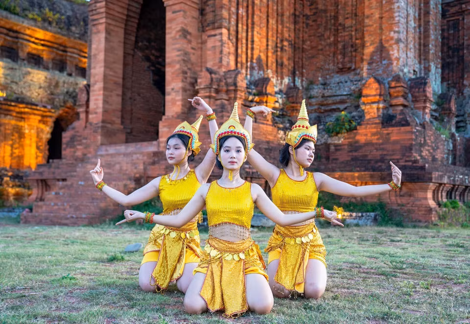 La torre conserva numerosos valores históricos y culturales de gran relevancia, reflejando la vida cultural y espiritual, y constituyendo un espacio de convergencia de historia, religión y arte, que contribuye a la formación de la identidad cultural de la región central. Khanh Hoa – VNA