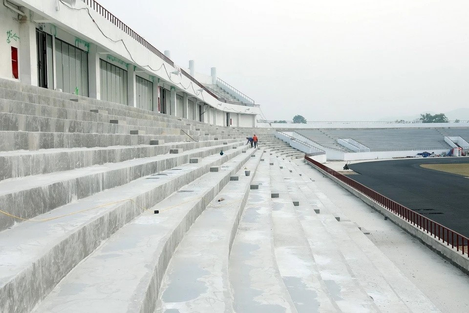 El interior del estadio ya cuenta con césped, pista perimetral, panel electrónico y está en proceso de instalación de asientos. (Foto: Quoc Khanh/VNA)