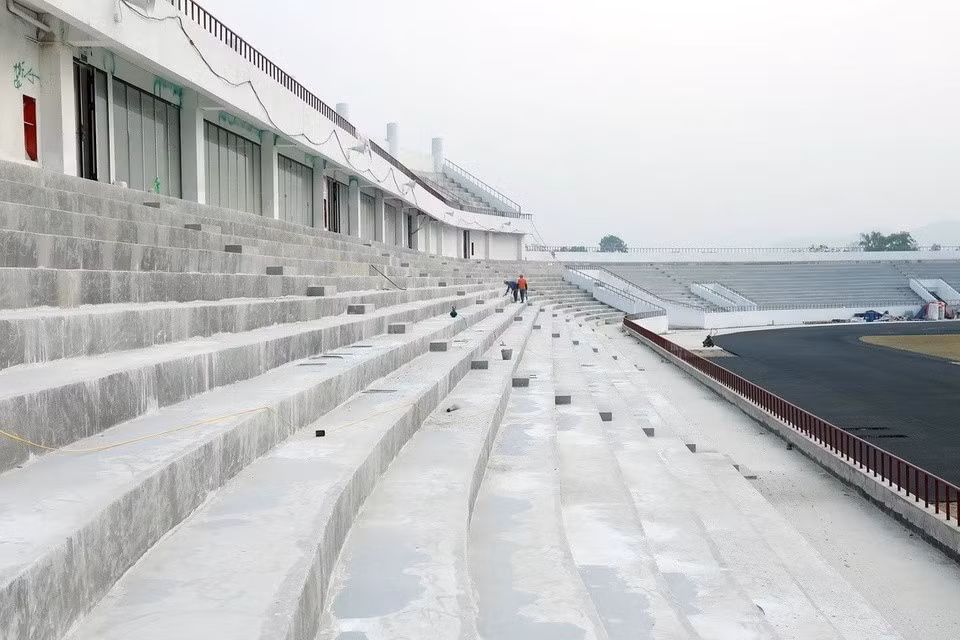 El interior del estadio ya cuenta con césped, pista perimetral, panel electrónico y está en proceso de instalación de asientos. (Foto: Quoc Khanh/VNA)