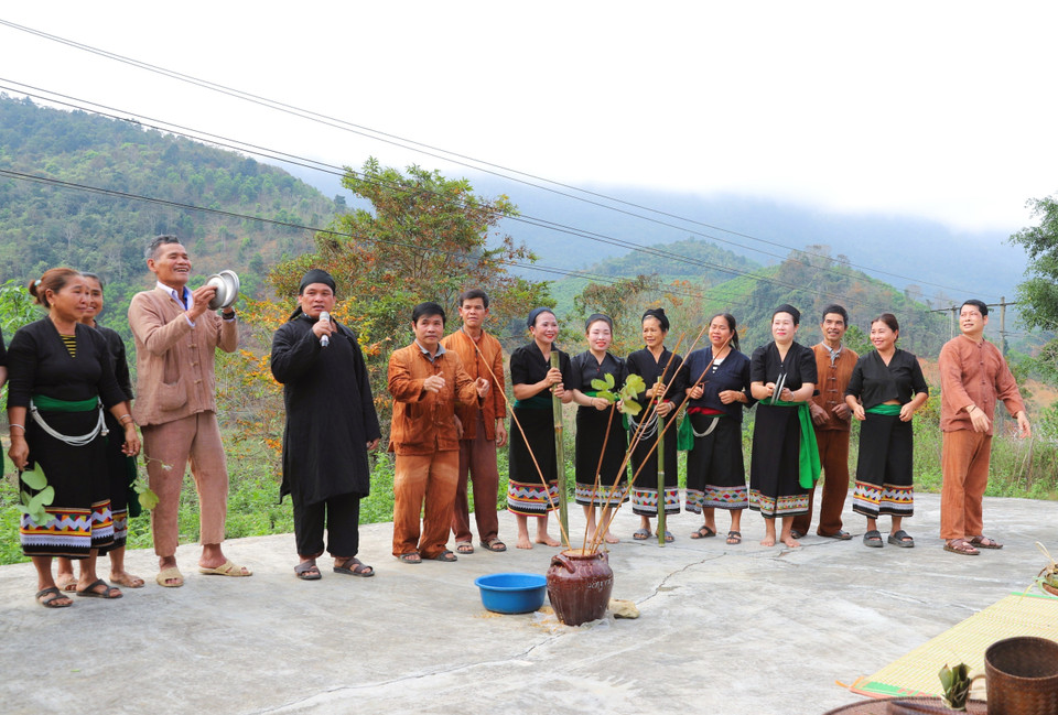 La ceremonia del primer trueno del año (Cham Phtrong), el ritual de atado de hilos en la muñeca, la incorporación al clan y la asignación de nombres son prácticas significativas que reflejan profundamente la cultura única y característica del pueblo O'du. Foto: VNA