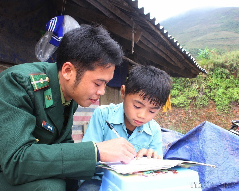 Guardias fronterizos de la provincia de Cao Bang apoyan a numerosos niños de familias pobres mediante el programa “Acompañando a los niños a la escuela”. Foto: VNA