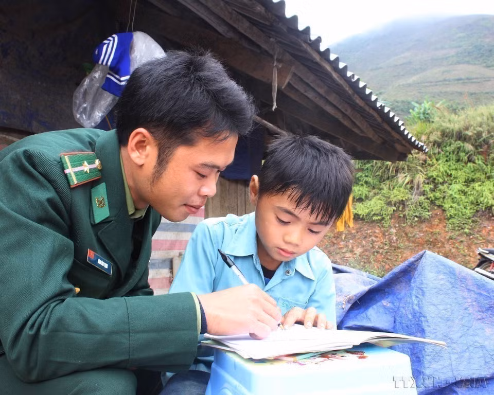 Guardias fronterizos de la provincia de Cao Bang apoyan a numerosos niños de familias pobres mediante el programa “Acompañando a los niños a la escuela”. Foto: VNA