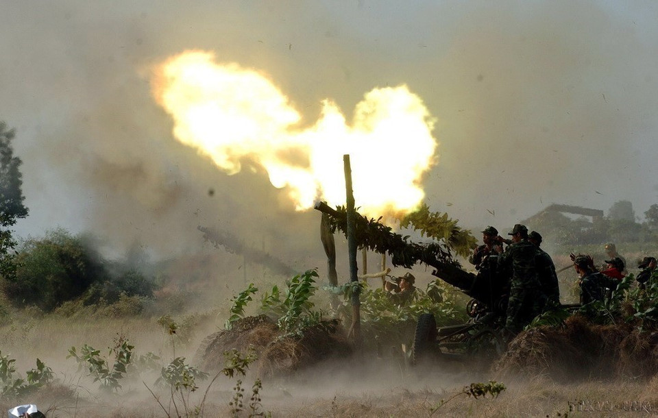 Un ejercicio conjunto de armas y cañones con fuego. Foto: Trong Duc - VNA