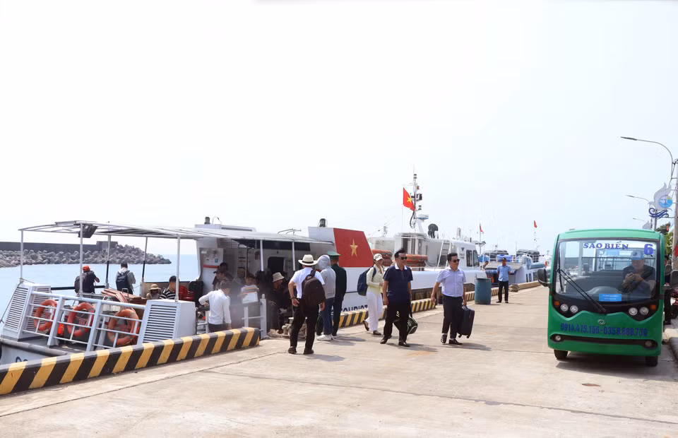 Los turistas llegan a la isla en lanchas rápidas, atracando en el puerto durante su travesía para explorar esta isla de avanzada en medio del mar. Foto: VNA