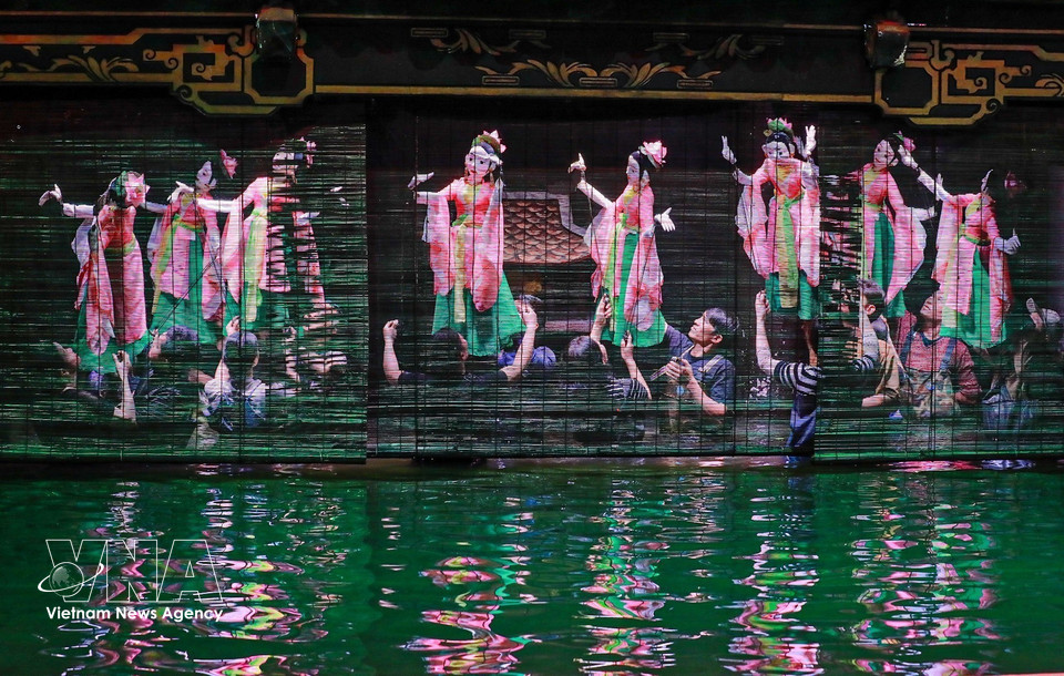 El Teatro Nacional de Marionetas de Vietnam ha realizado numerosas innovaciones creativas al combinar las marionetas terrestres con las actuaciones de marionetas acuáticas, ofreciendo espectáculos artísticos únicos al público. Foto: Khanh Hoa – VNA