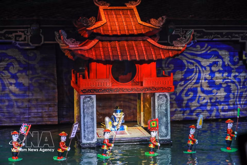El Teatro Nacional de Marionetas de Vietnam ha realizado numerosas innovaciones creativas al combinar las marionetas terrestres con las actuaciones de marionetas acuáticas, ofreciendo espectáculos artísticos únicos al público. Foto: Khanh Hoa – VNA