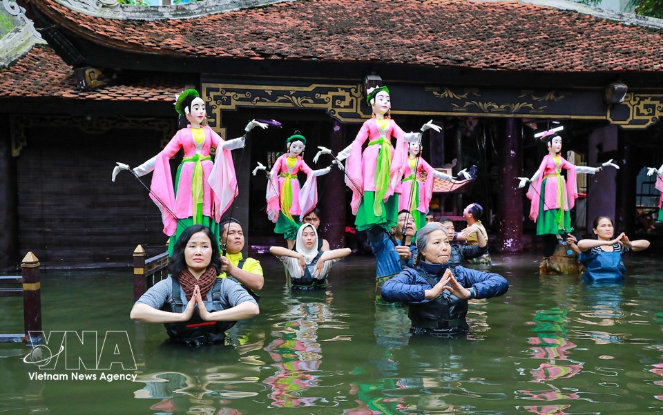El Teatro Nacional de Marionetas de Vietnam se esfuerza continuamente por difundir los valores culturales nacionales al público nacional e internacional, contribuyendo a hacer realidad el espíritu de la Resolución 80-NQ/TW sobre el desarrollo de la cultura vietnamita. Foto: VNA